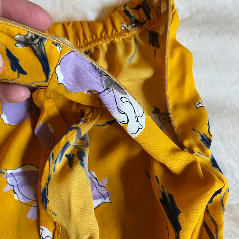 💛 NEVER WORN Le Lis Flowy Flower Skirt 💛 - Picture 4 of 7